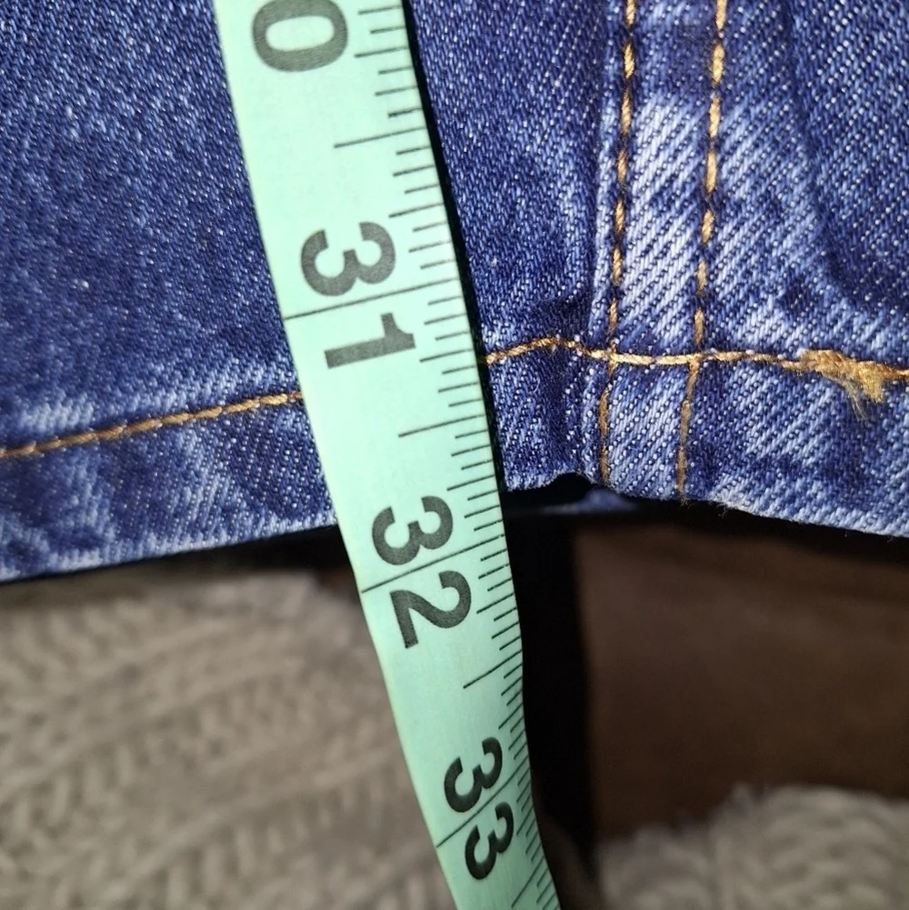 Levi's 505 men's denim jeans in a size 38x32. Like new condition. Blue jeans.